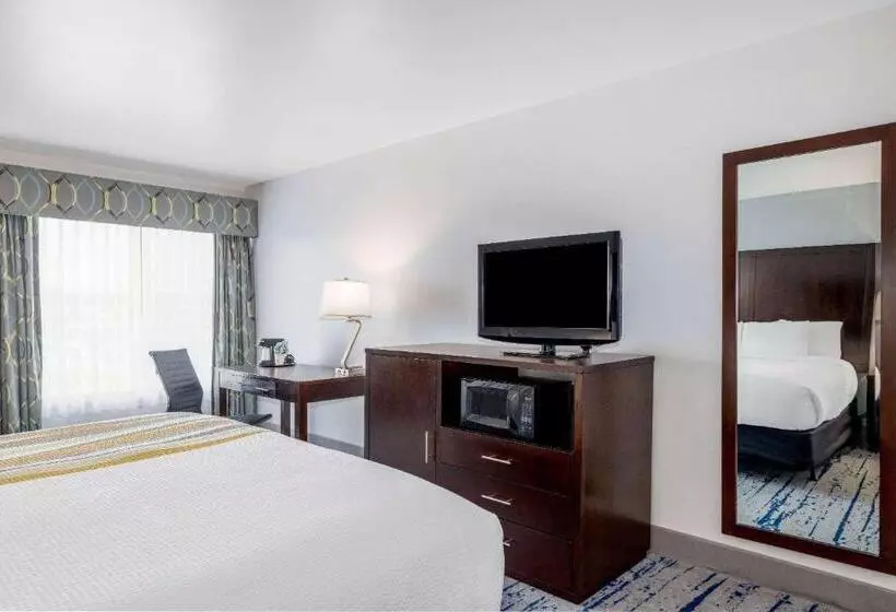 身障者適用キングサイズベッドルーム, La Quinta Inn By Wyndham Lynnwood