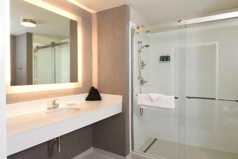 キングサイズベッドのスイートルーム, Springhill Suites Des Moines West