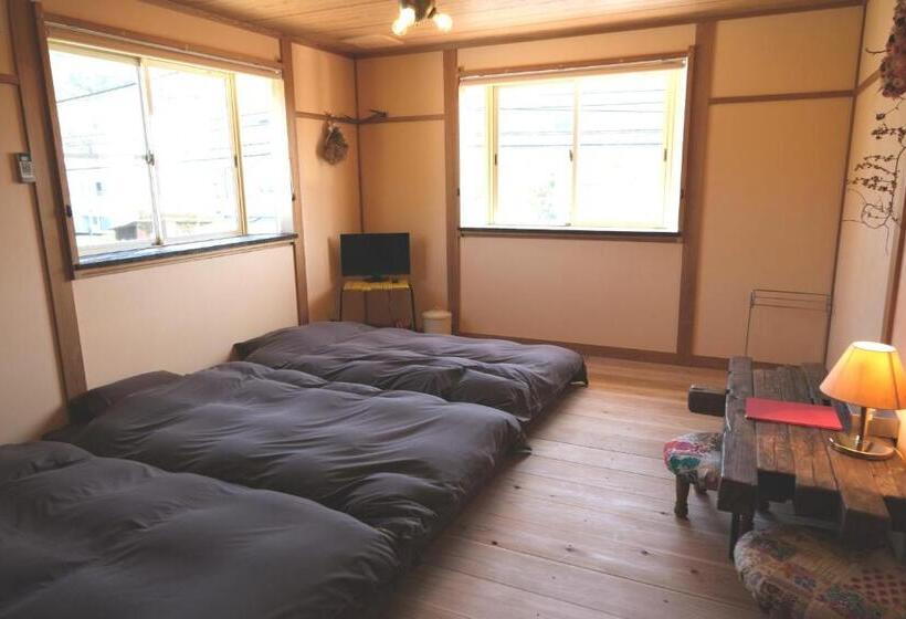 غرفة عائلية, Lodge Mondo