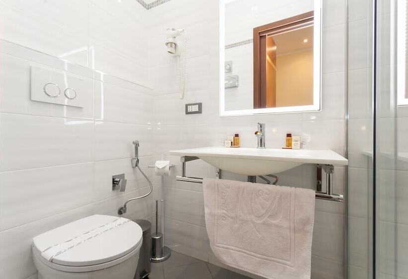 高级大房间, Fiorella Milano