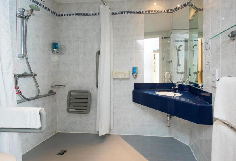 Номер Стандарт Адаптированный для Инвалидов, Holiday Inn Express Northampton   South, An Ihg