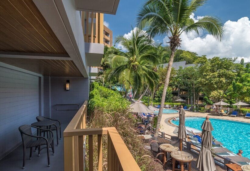 غرفة بريميوم مطلة على حمام السباحة, Holiday Inn Resort Krabi Ao Nang Beach  An Ihg