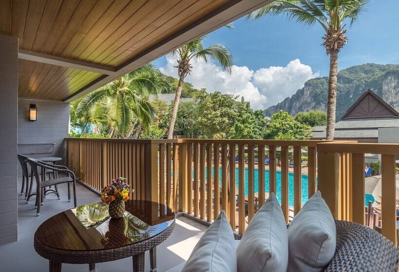 غرفة بريميوم مطلة على حمام السباحة, Holiday Inn Resort Krabi Ao Nang Beach  An Ihg