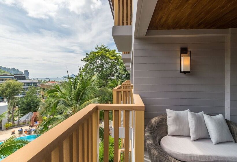 غرفة بريميوم مطلة على حمام السباحة, Holiday Inn Resort Krabi Ao Nang Beach  An Ihg