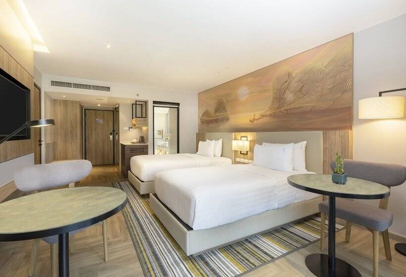 غرفة بريميوم مطلة على حمام السباحة, Holiday Inn Resort Krabi Ao Nang Beach  An Ihg