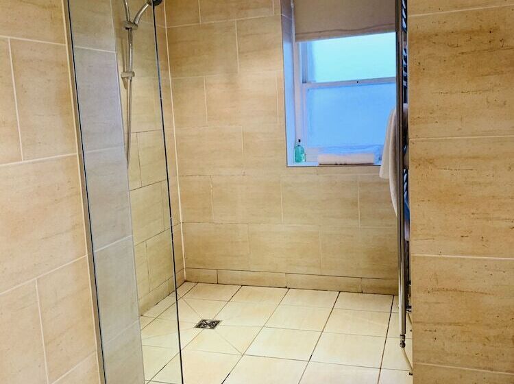 חדר סטנדרט, The Sir Thomas