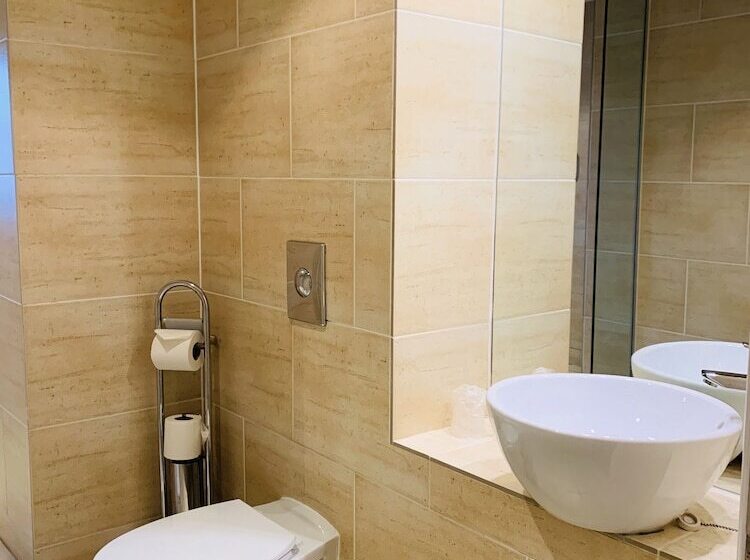 חדר סטנדרט, The Sir Thomas