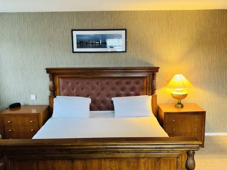 חדר סטנדרט, The Sir Thomas