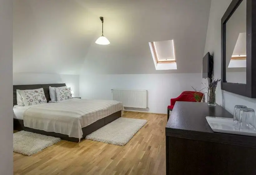 Standard-huone, Cetatuia