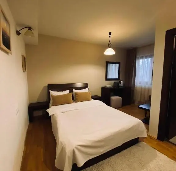 Standard-huone, Cetatuia