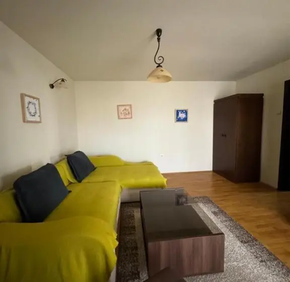 Huoneisto 1 Makuuhuone Parveke, Cetatuia