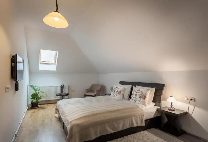 Huoneisto 1 Makuuhuone Parveke, Cetatuia