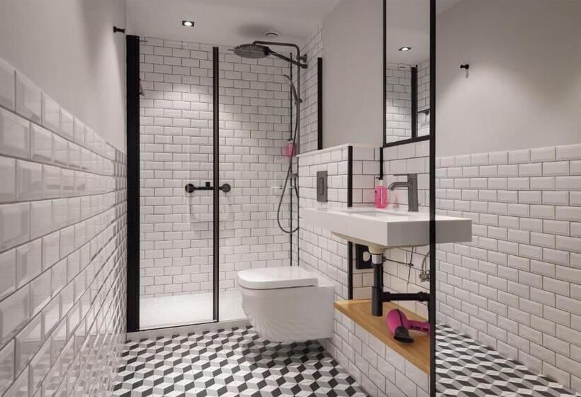 Camera Familiare, Moxy Lisbon City