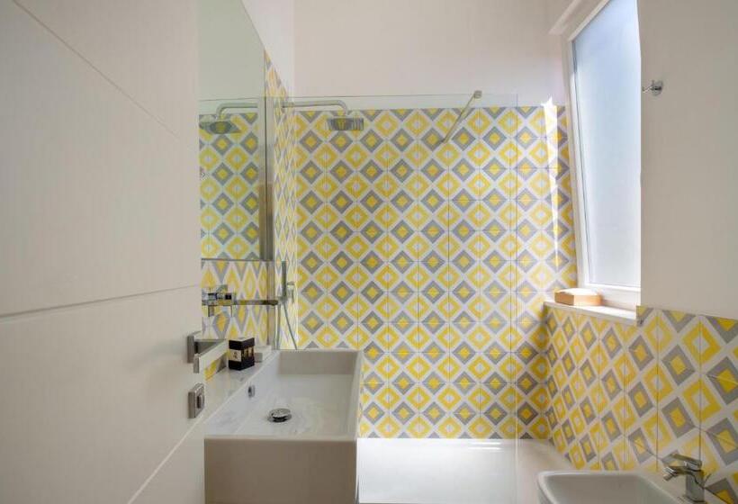 디럭스 트리플 룸, Corte's House