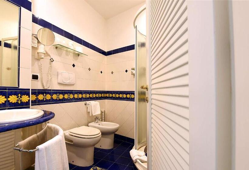 غرفة كلاسيكية سرير مزدوج مطلّة علي البحر, Best Western Hotel Acqua Novella