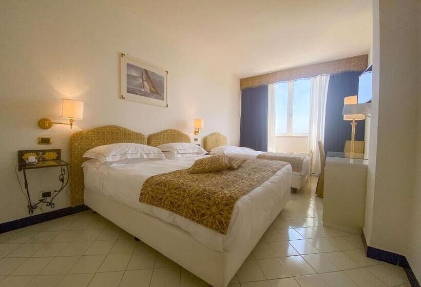 غرفة عائلية مطلّة علي البحر, Best Western Hotel Acqua Novella