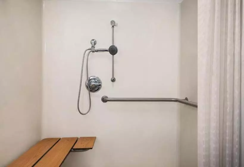 身障者適用スタンダードルーム, Country Inn & Suites By Radisson, Dubuque, Ia
