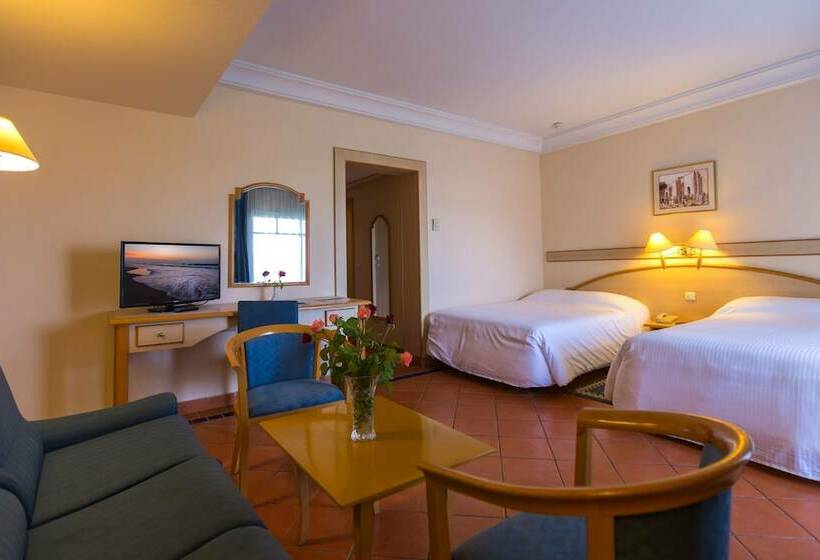 标准三人间, Medina Belisaire And Thalasso