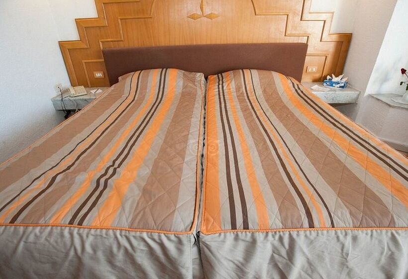 标准单人间, Riviera