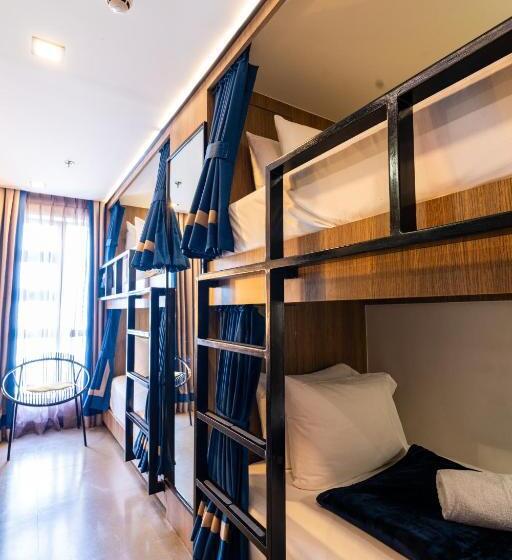 Bed in Shared Room with Shared Bathroom, Unwnd Boutique Hotel Makati