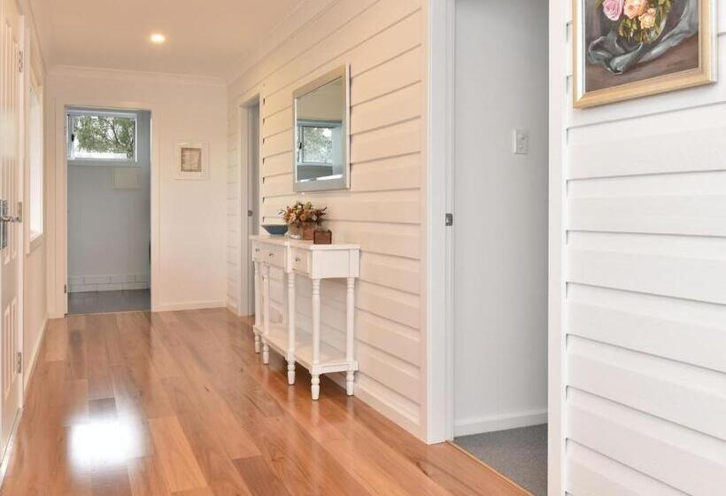 3 Bedroom House, Kinloch Cottage Renovated To New On Daisy Hill Vineyard