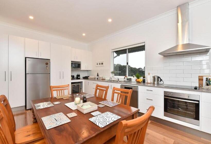 3 Bedroom House, Kinloch Cottage Renovated To New On Daisy Hill Vineyard
