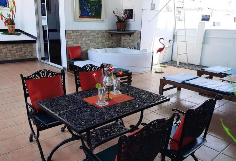 Номер Deluxe Вид на Море с Балконом, Swiss Food Restaurant And Room For Rent