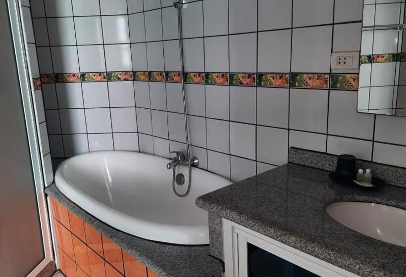 Семейный Номер Deluxe, Swiss Food Restaurant And Room For Rent