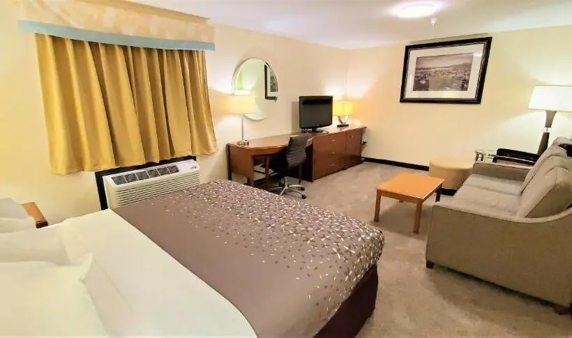 キングサイズベッドのスイートルーム, Travel Inn And Suites  Sikeston Miner I 55 Exit 67