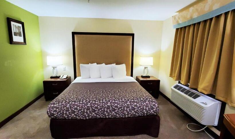 מיטת קינג בסוויטה, Travel Inn And Suites Sikeston Miner I 55 Exit 67