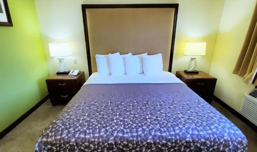 キングサイズベッドのスイートルーム, Travel Inn And Suites  Sikeston Miner I 55 Exit 67