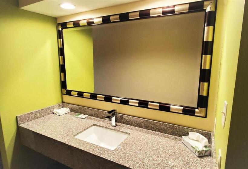 מיטת קינג בסוויטה, Travel Inn And Suites Sikeston Miner I 55 Exit 67