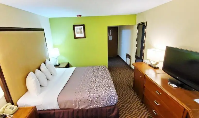 キングサイズベッドのスタンダードルーム, Travel Inn And Suites  Sikeston Miner I 55 Exit 67