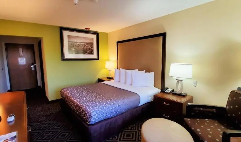 身障者適用キングサイズベッドルーム, Travel Inn And Suites  Sikeston Miner I 55 Exit 67