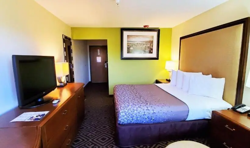 身障者適用キングサイズベッドルーム, Travel Inn And Suites  Sikeston Miner I 55 Exit 67