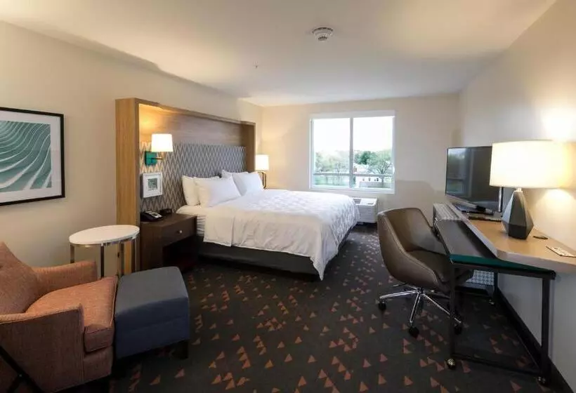 キングサイズベッドのスタンダードルーム, Holiday Inn Hotel & Suites   Mount Pleasant, An Ihg