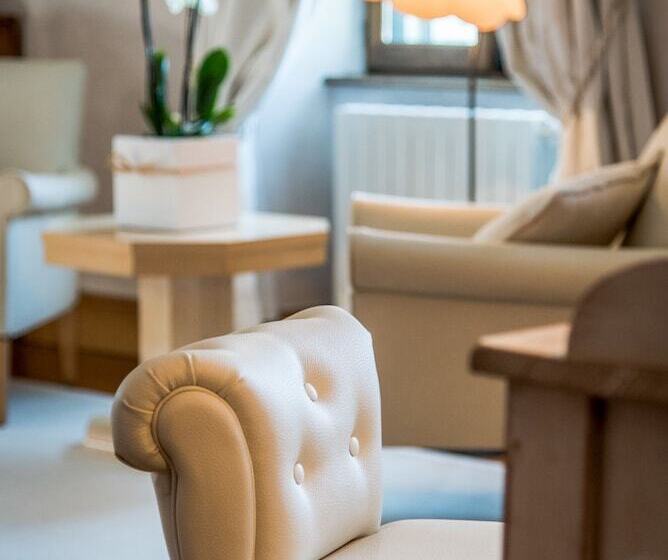 جناح جونيور, Château De La Tour Du Puits