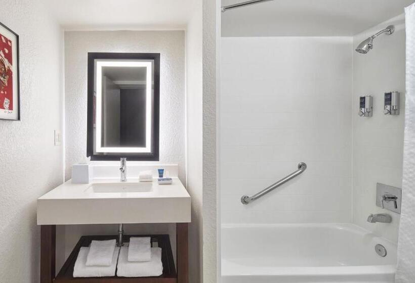２ダブルベッドのスタンダードルーム, Four Points By Sheraton Tallahassee Downtown