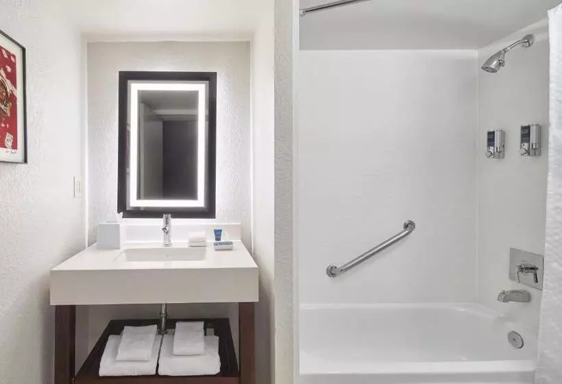 ２ダブルベッドのスタンダードルーム, Four Points By Sheraton Tallahassee Downtown