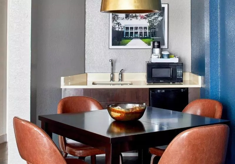 キングサイズベッドのジュニアスイート, Four Points By Sheraton Tallahassee Downtown