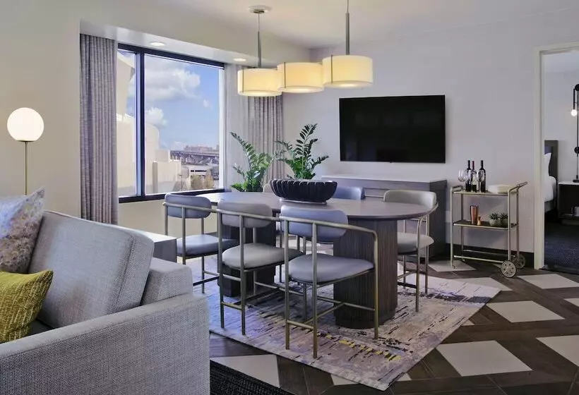 سوییت, Hilton Omaha