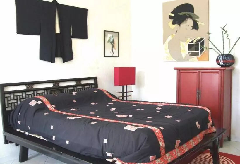 اتاق پرمیوم, Le Manoir De L Antiquite