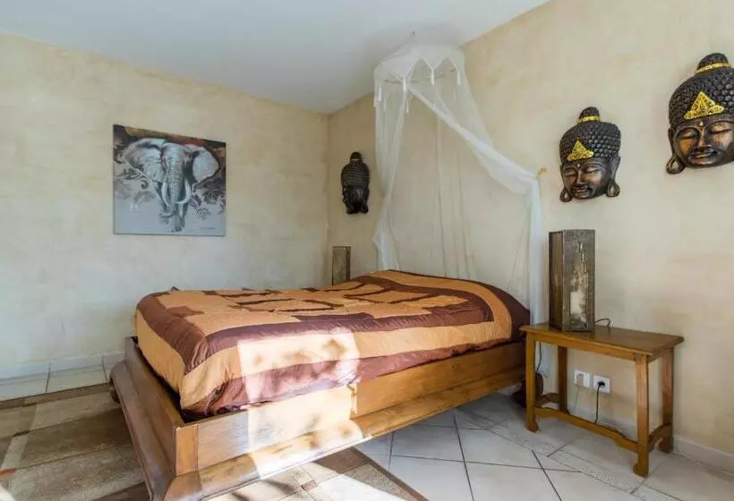 اتاق پرمیوم, Le Manoir De L Antiquite