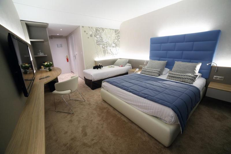 חדר סופריור לשלושה, Plaza  Site Du Futuroscope