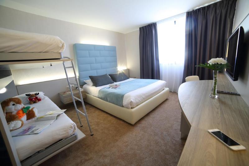 חדר פרמיום לארבעה, Plaza  Site Du Futuroscope