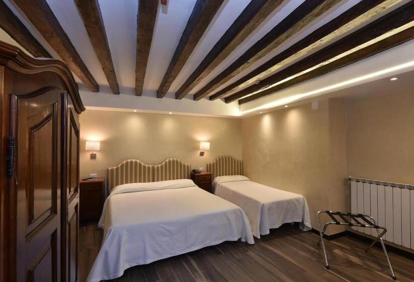 اتاق استاندارد سه نفره, Villa Rosa