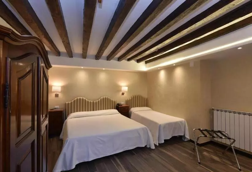 اتاق استاندارد سه نفره, Villa Rosa