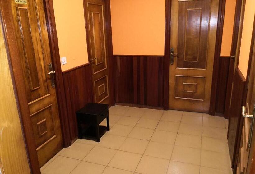 ルームシェアのワンベッド, Pensión Plaza