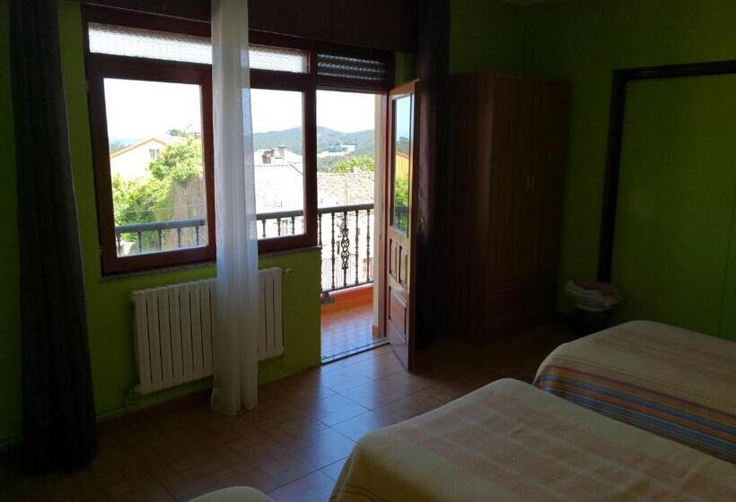 ルームシェアのワンベッド, Pensión Plaza