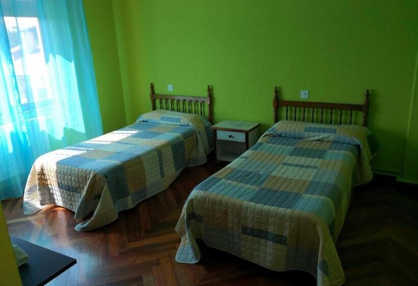 ルームシェアのワンベッド, Pensión Plaza